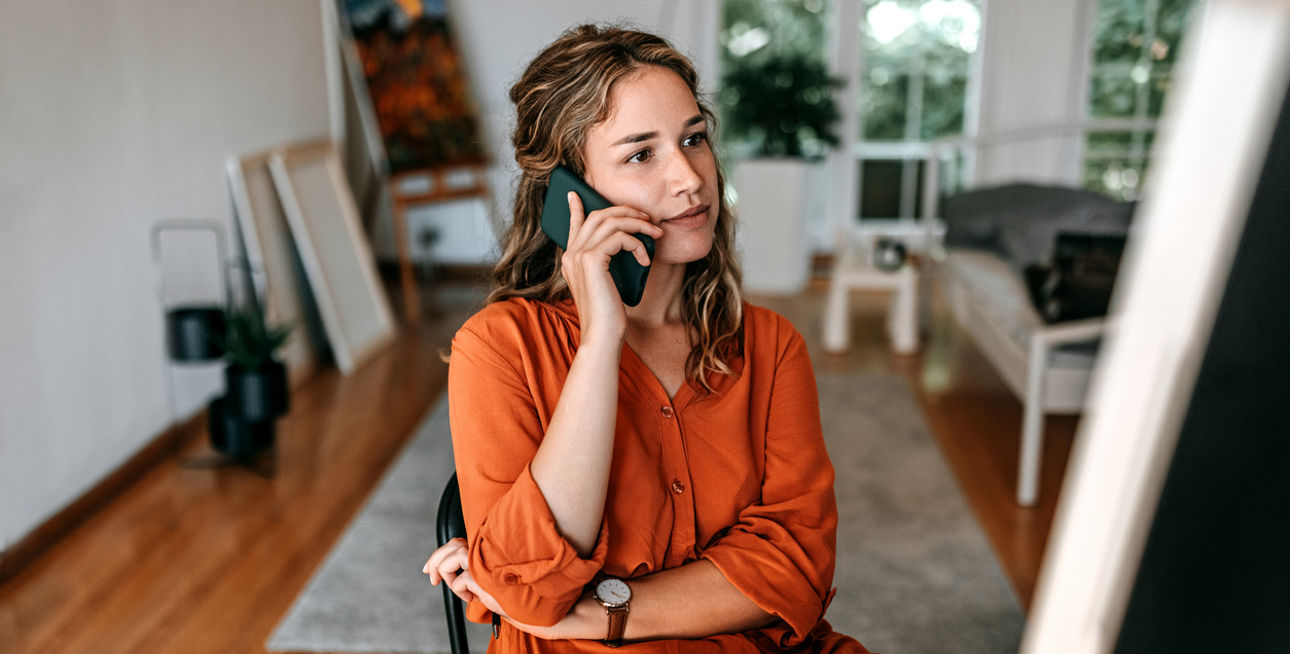 Eine junge Frau telefoniert mit ihrem Smartphone