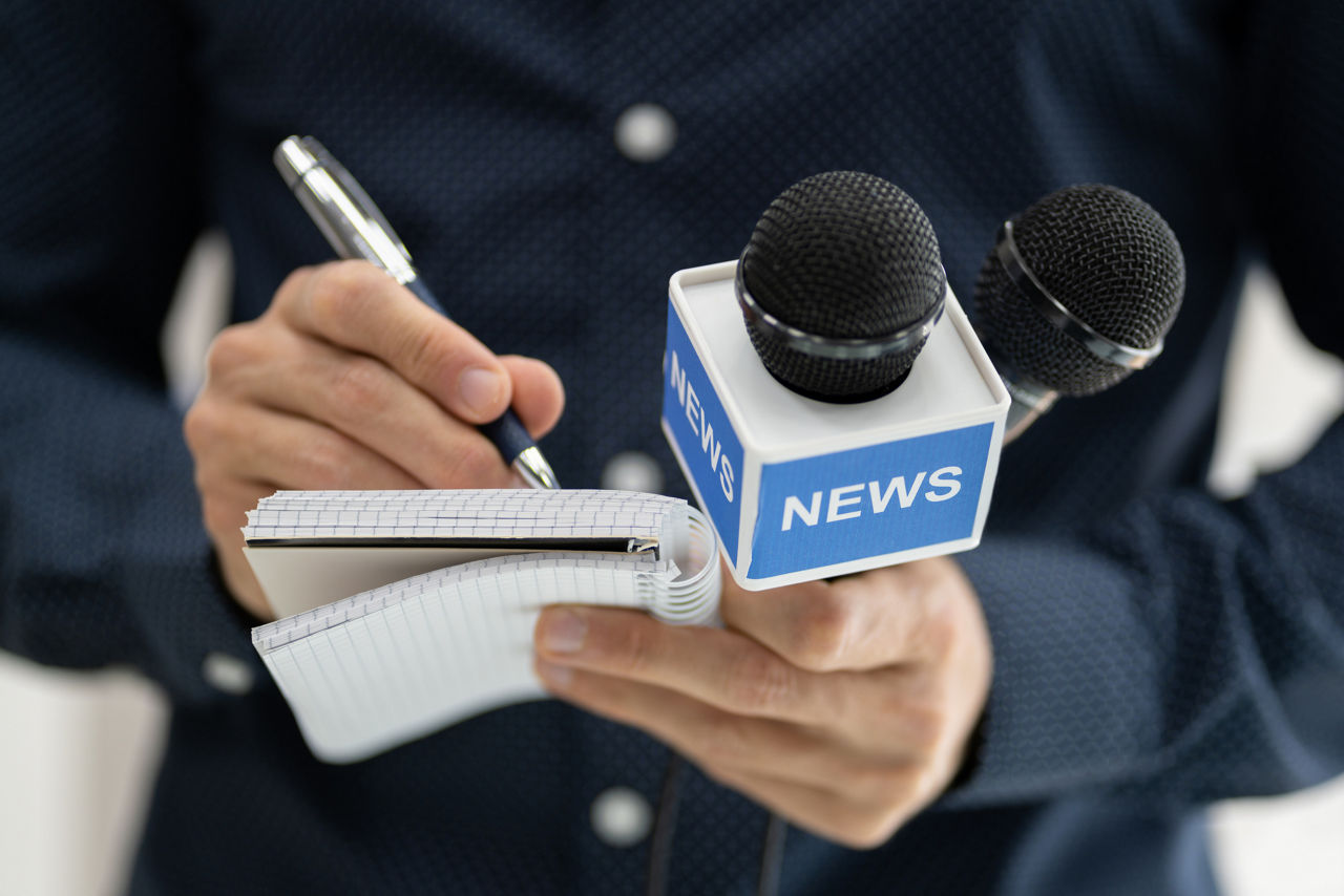 Ein Journalist beim notieren von Informationen