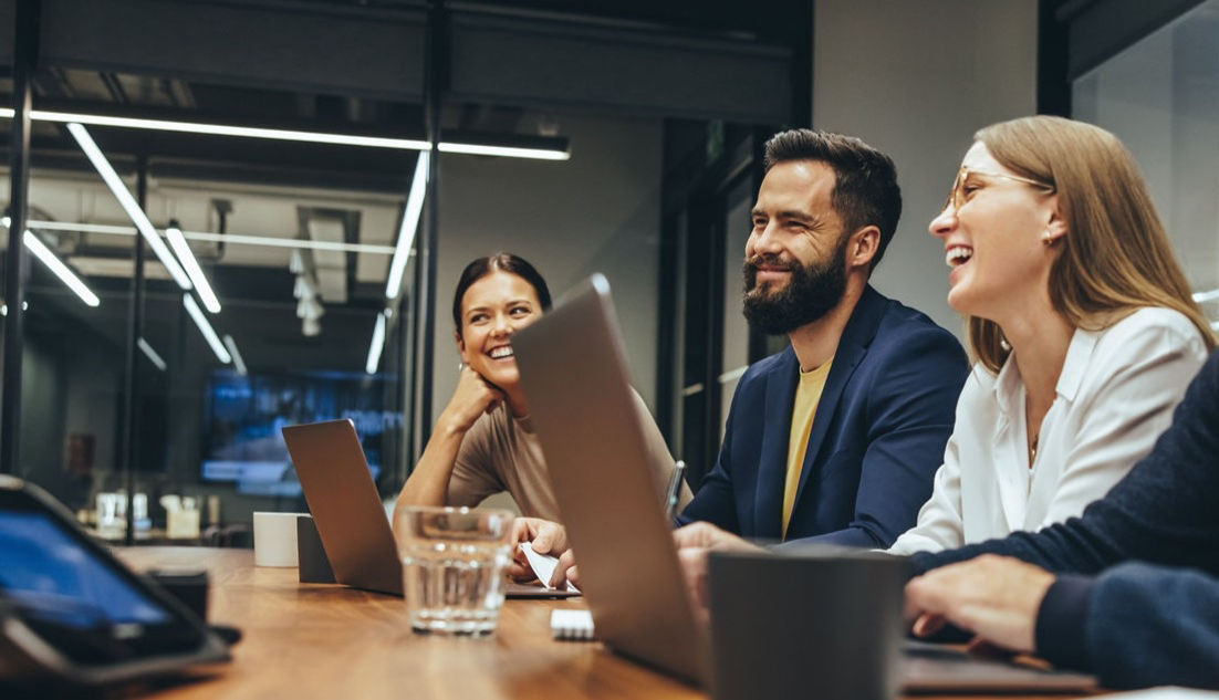  Positive Geschäftsleute, die ein Meeting in einem Sitzungssaal abhalten