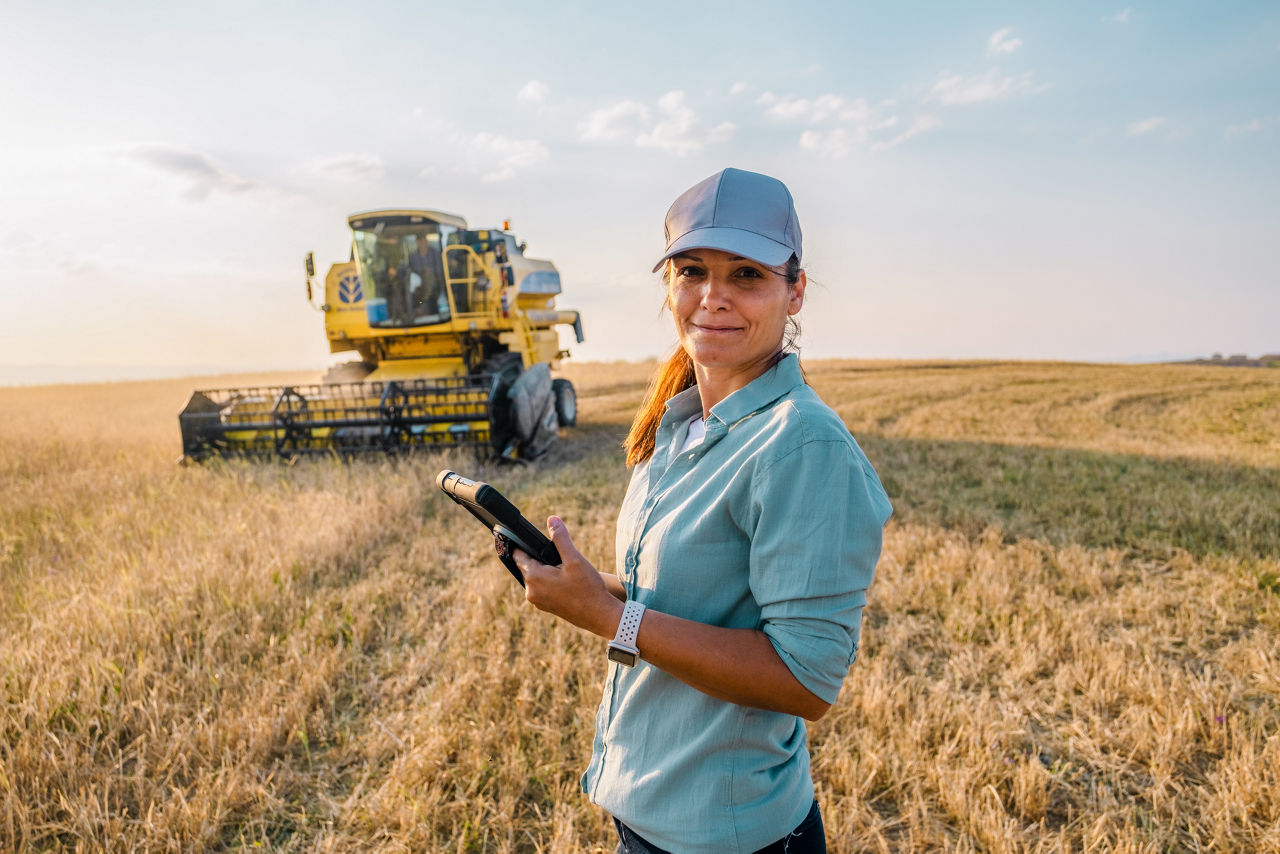 Intelligente Landwirtschaft. Bäuerin hält ein digitales Tablet auf einem Feld.