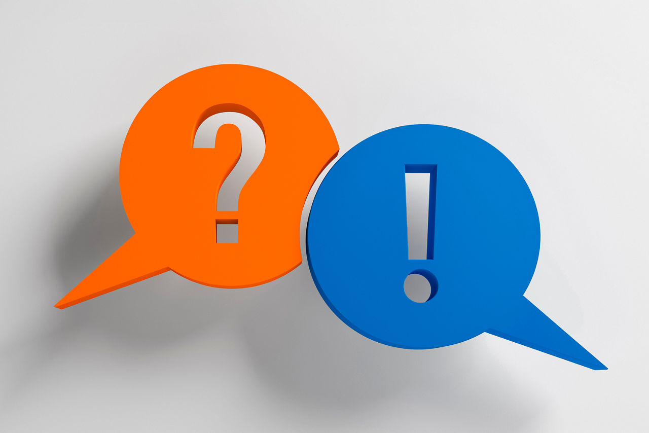 Zwei Sprechblasen, eine orange mit Fragezeichen, eine blaue mit Ausrufezeichen