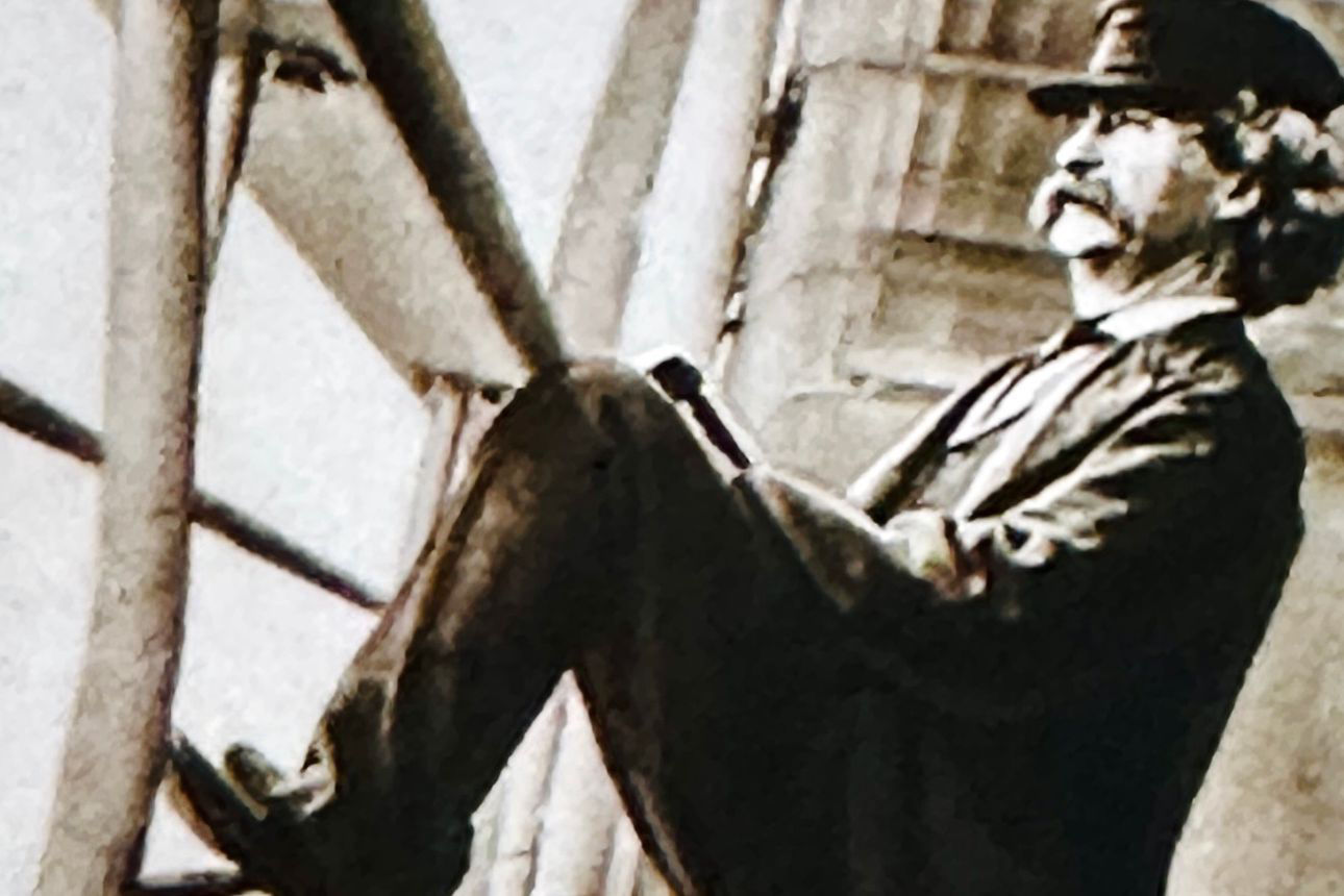 Mark Twain sitzt auf einem Stuhl an Deck eines Kreuzfahrtschiffes
