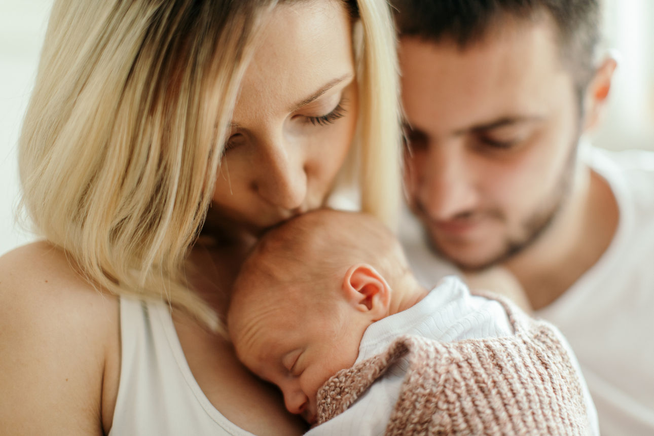 Junge Mutter und Vater mit ihrem Neugeborenen