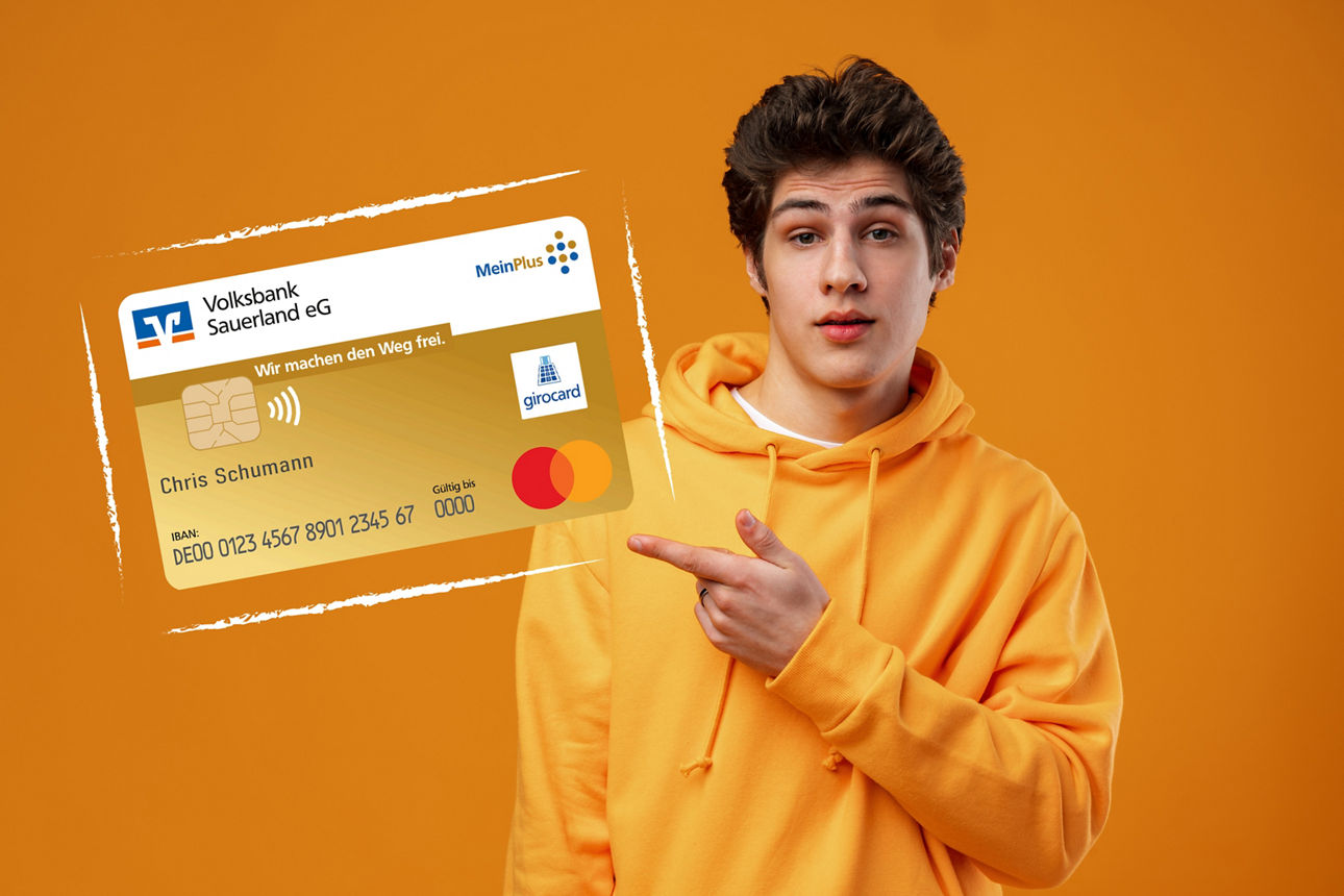 Junge mit orangenem Pullover zeigt auf eine goldene girocard