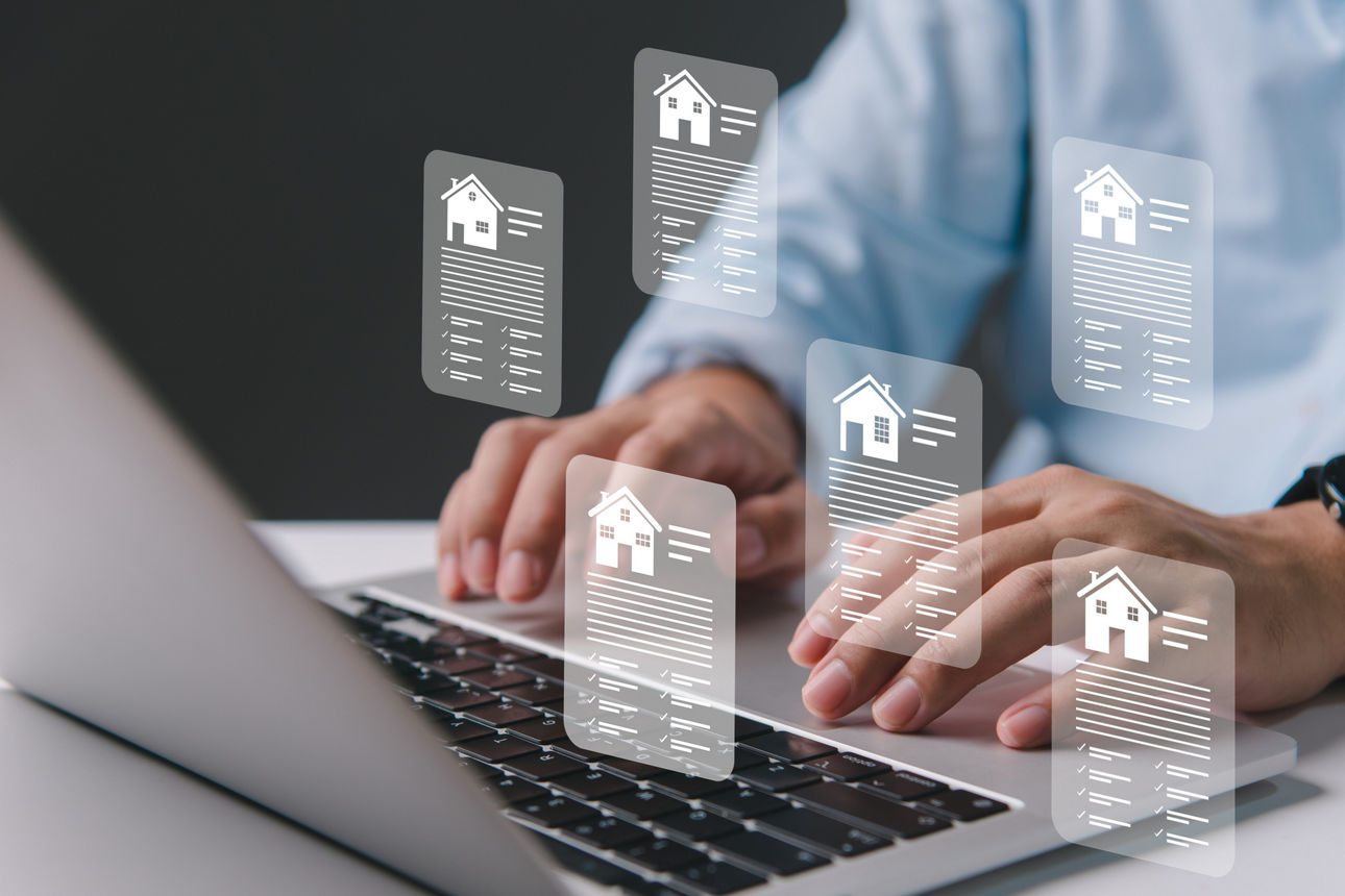 Person sitzt vor dem Laptop, visuel zu sehen sind mehrere Pop-up-Fenster die Immobilienportfolios zeigen.