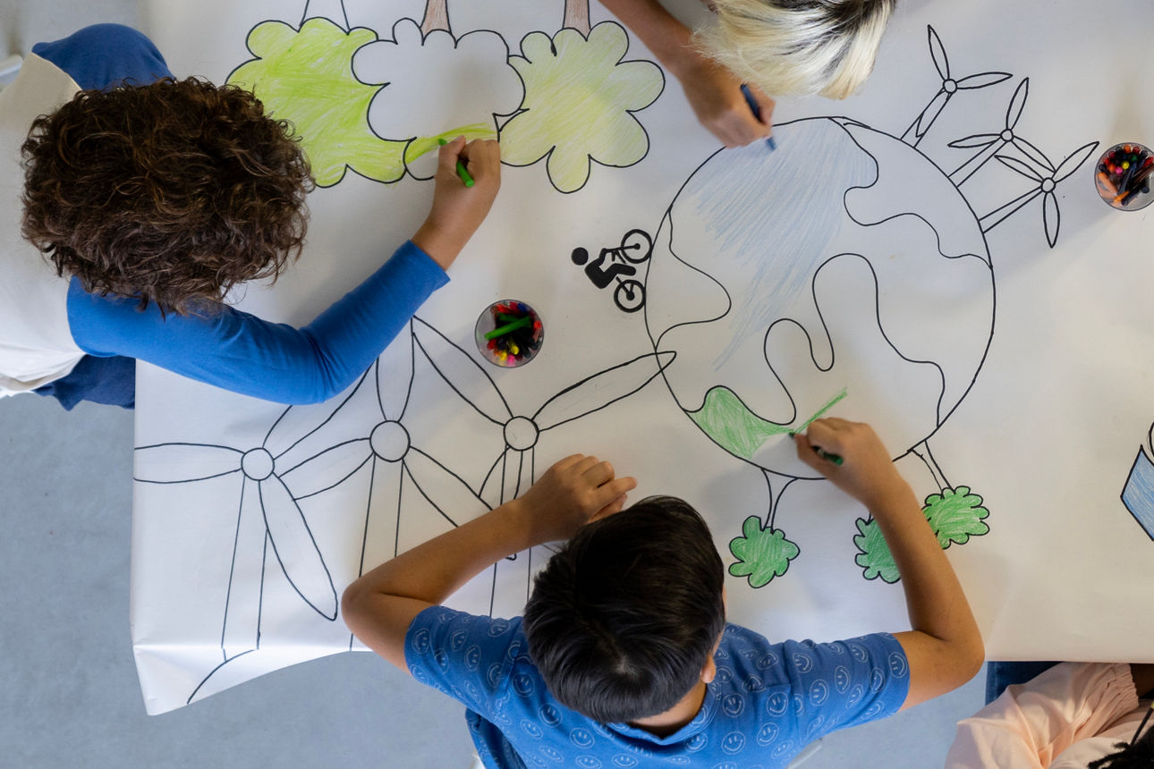 Kinder malen am Tisch