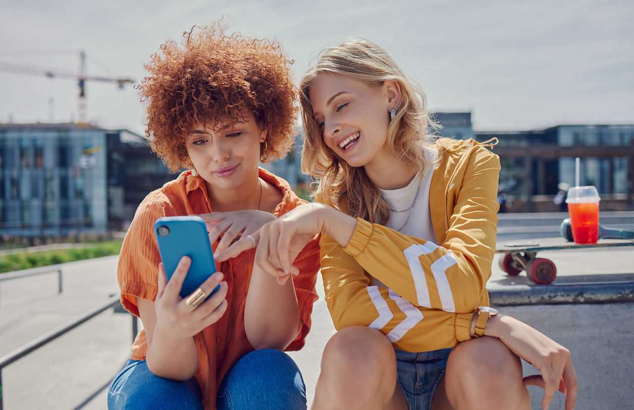 Selfie, Frauen und Freunde im Urlaub, Tourismus und Glück auf der Reise, aufgeregt und verbunden. 