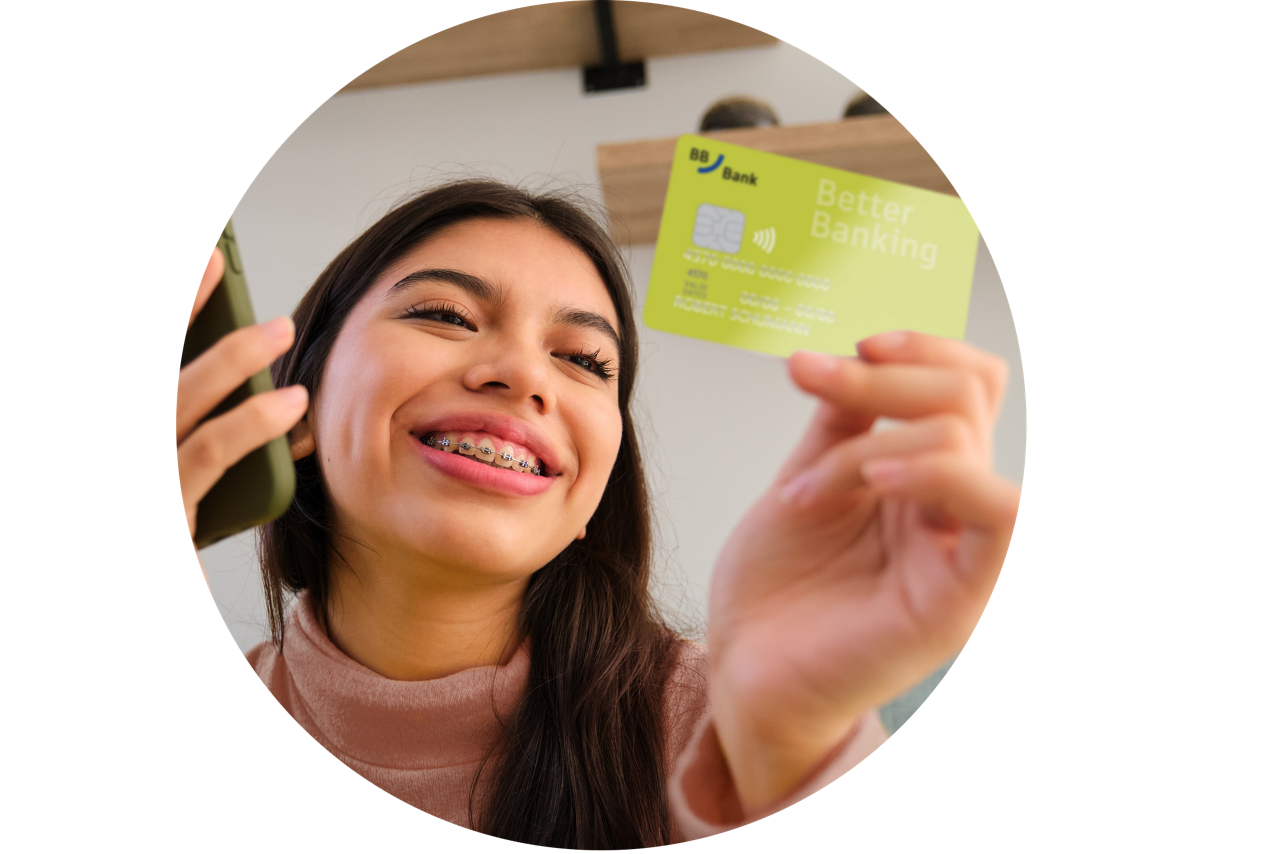 Junges Mädchen mit einer VISA BasicCard der BBBank