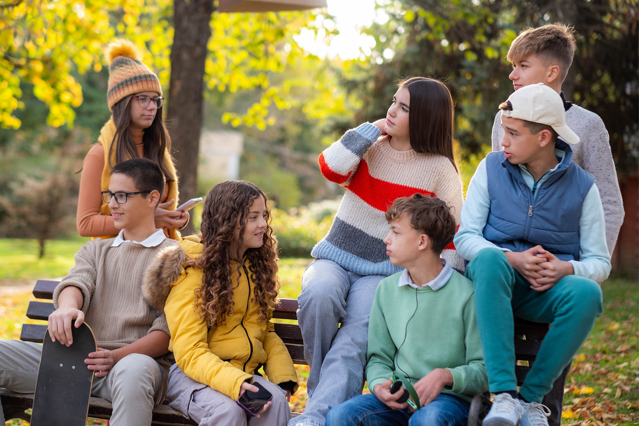 Eine Gruppe von jungen Menschen im Park.
