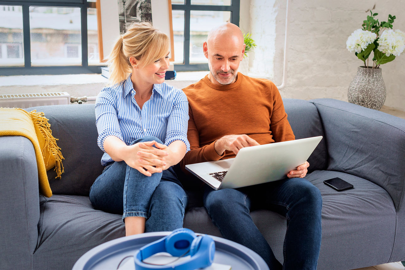 Mann und Frau schauen auf ein Laptop
