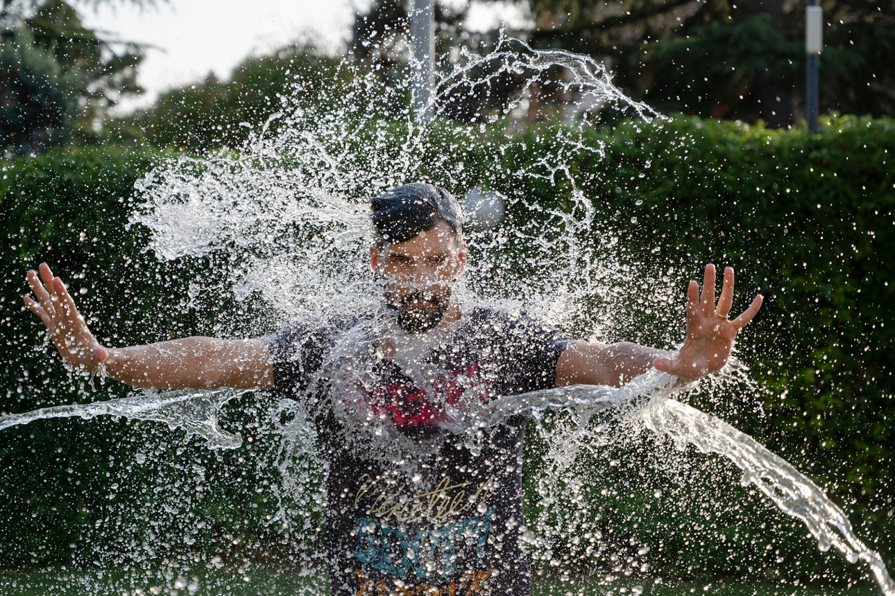 Mann wird mit Wasser begossen