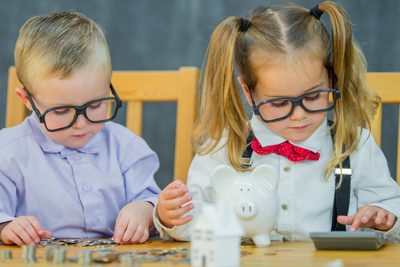 Kinder mit Brille zählen ihr Taschengeld