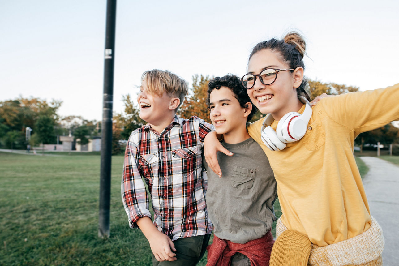 JugendkontoCheck SIZE S-XL -  Kinder nehmen sich in den Arm