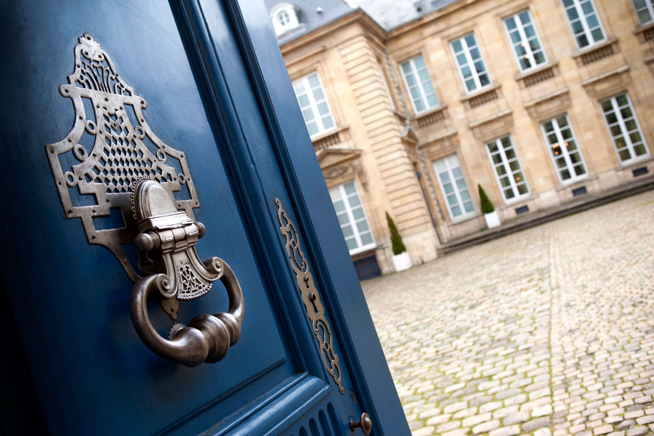 Blaues Tor in einem Schloss
