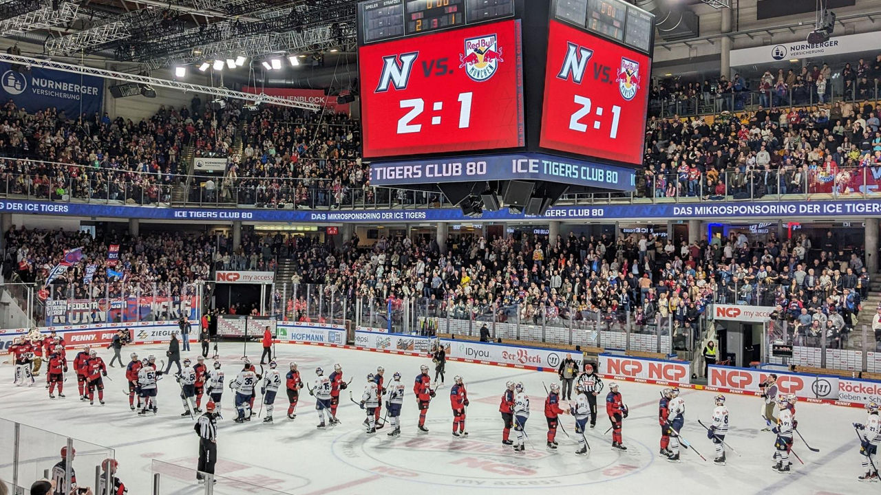 Blick von der Tribüne auf das Spielfeld im Eishockeystadion mit den Spielern