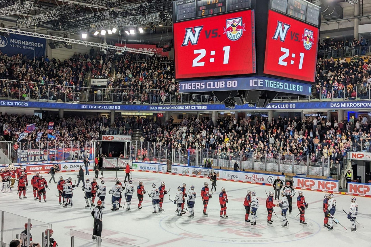 Blick von der Tribüne auf das Spielfeld im Eishockeystadion mit den Spielern