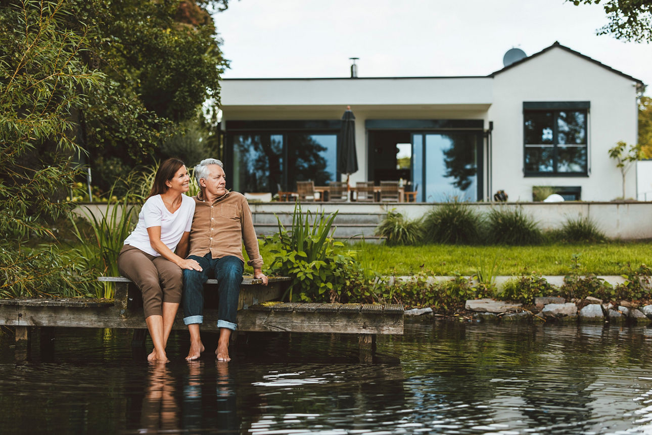 Ein Pärchen sitzen an einem Steg