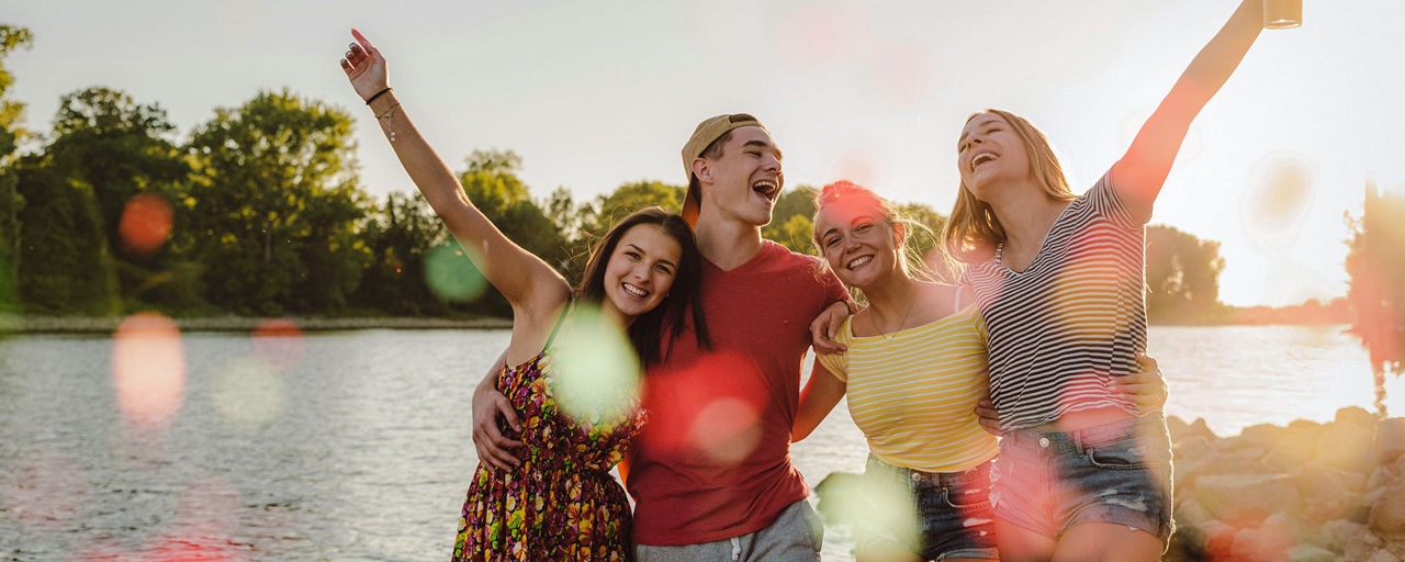 Vier junge Menschen am See