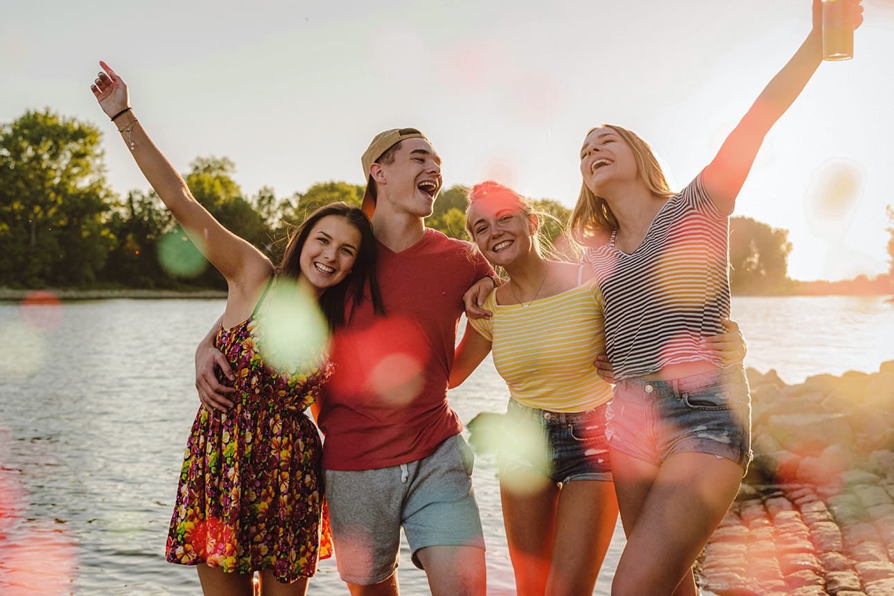 Vier junge Menschen am See