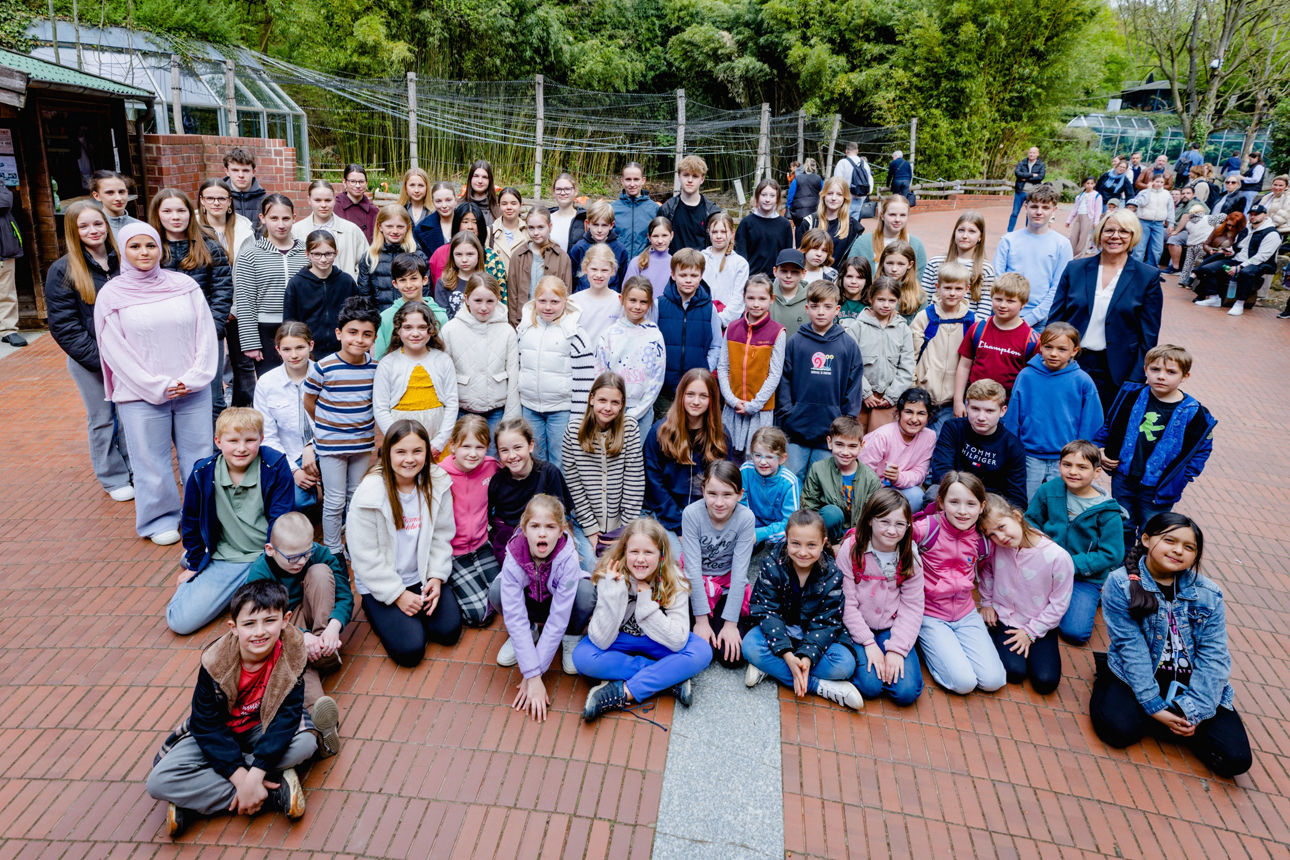 Eine große Gruppe von Kindern und Jugendlichen