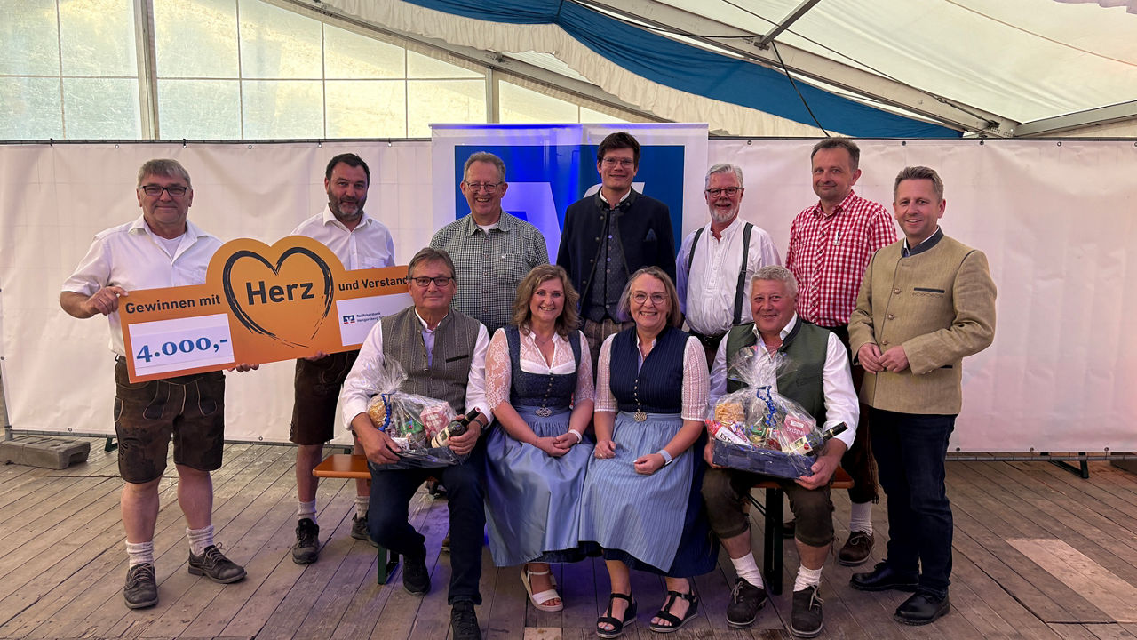 Menschengruppe mit Mitgliedern des TSV Hengersberg und Ehrengästen sowie den Vorständen