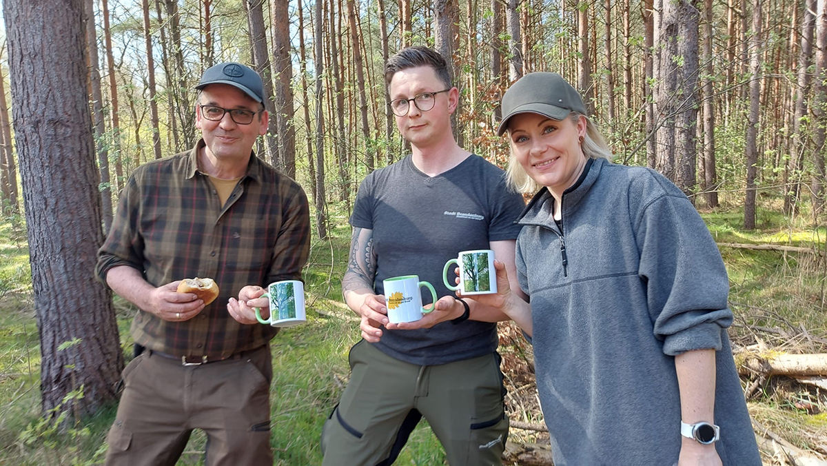 Zwei Männer und eine Frau im Wald