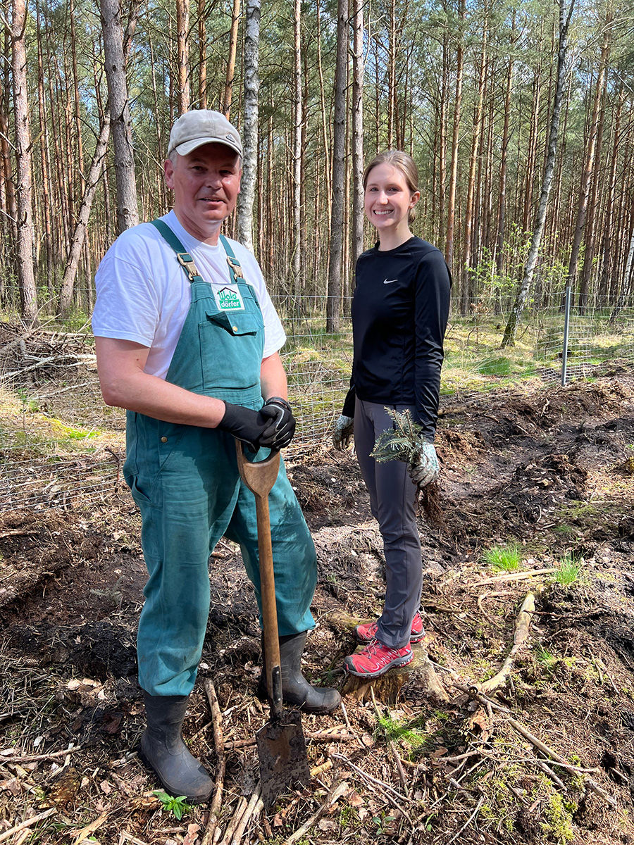 Vorstandsmitglied Frank Robby Wallis mit Spaten im Wald
