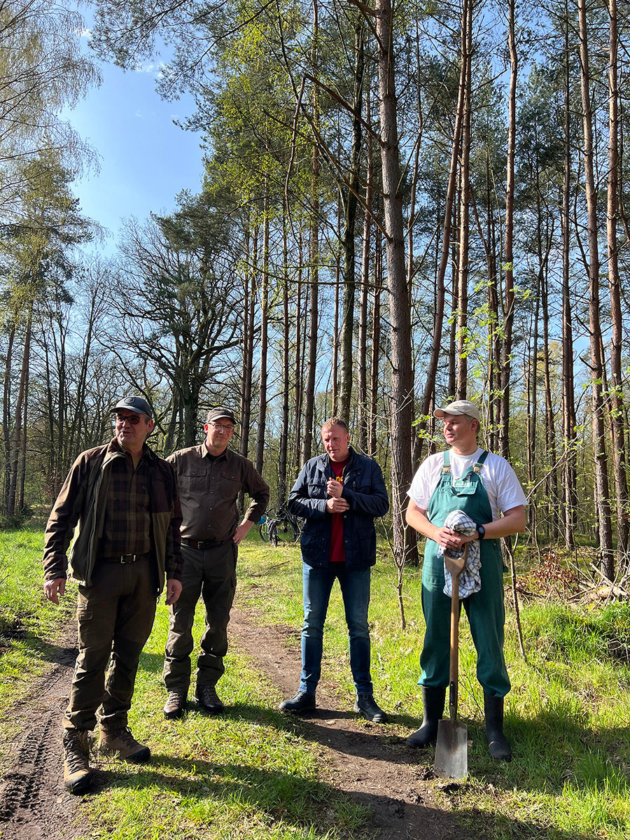 Vier Männer im Wald