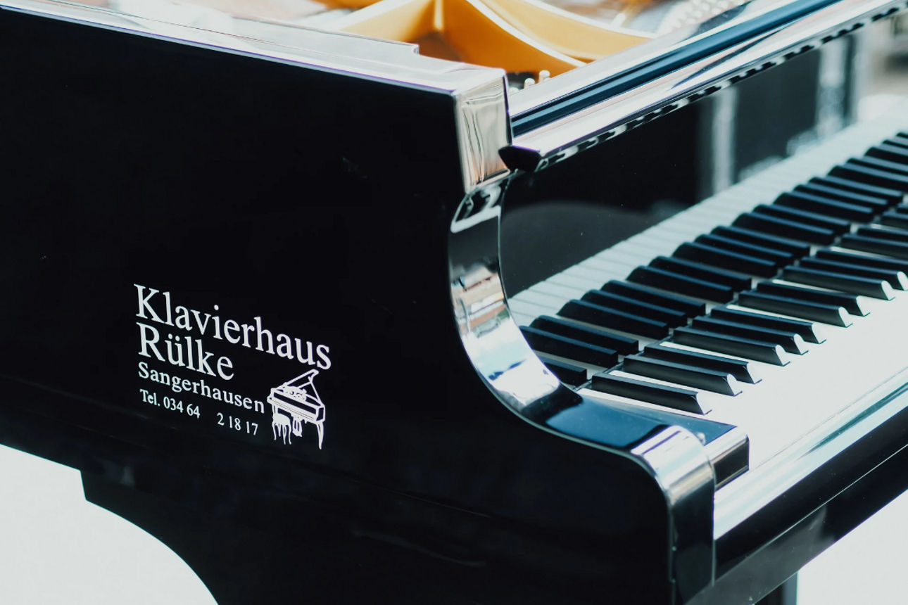 Ein schwarzes Klavier mit der Aufschrift Klavierhaus Rülke, Sangerhausen