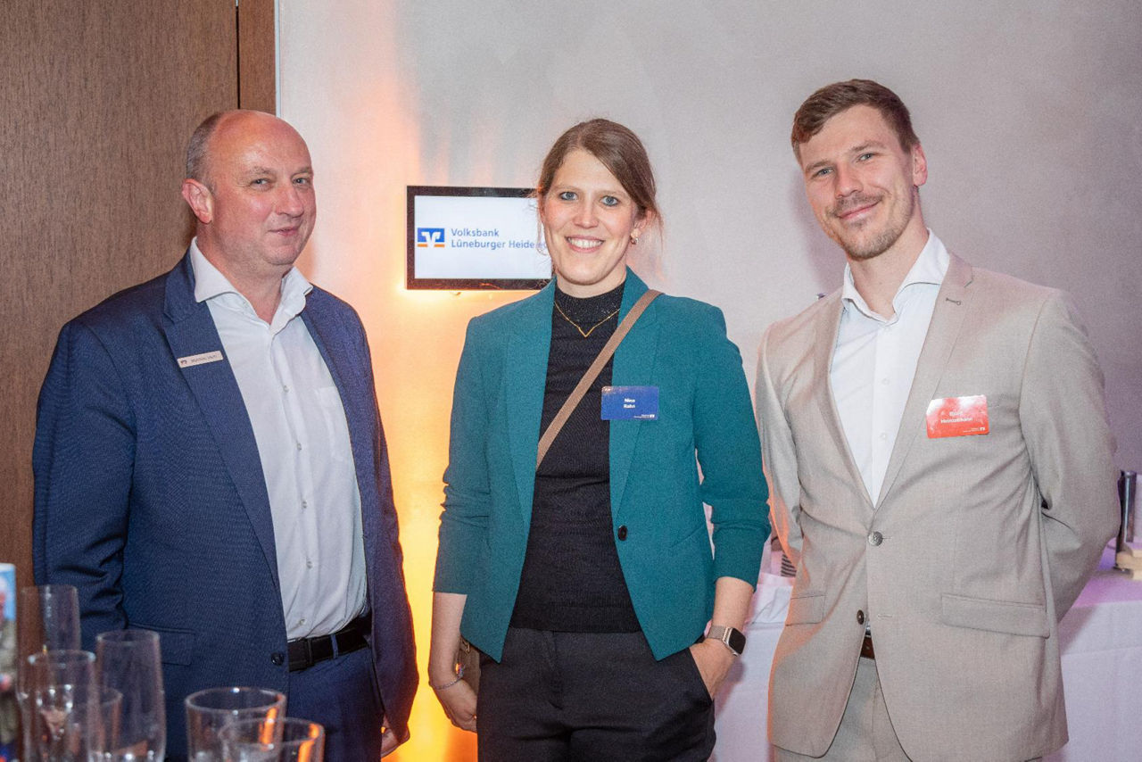 Drei Personen, Vertreter und Mitarbeiter im Foyer