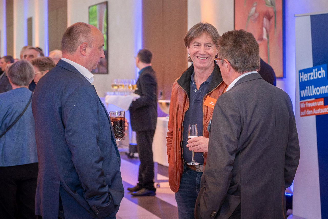 Vertreter im Gespräch im Foyer