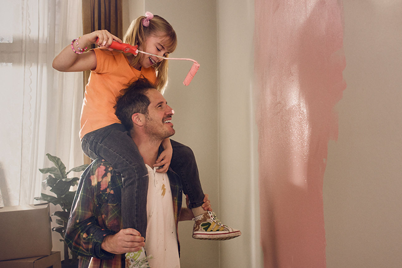 Papa mit Kinde sind am renovieren