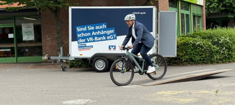 Bürgermeister Roger Nießen testet den Parcours