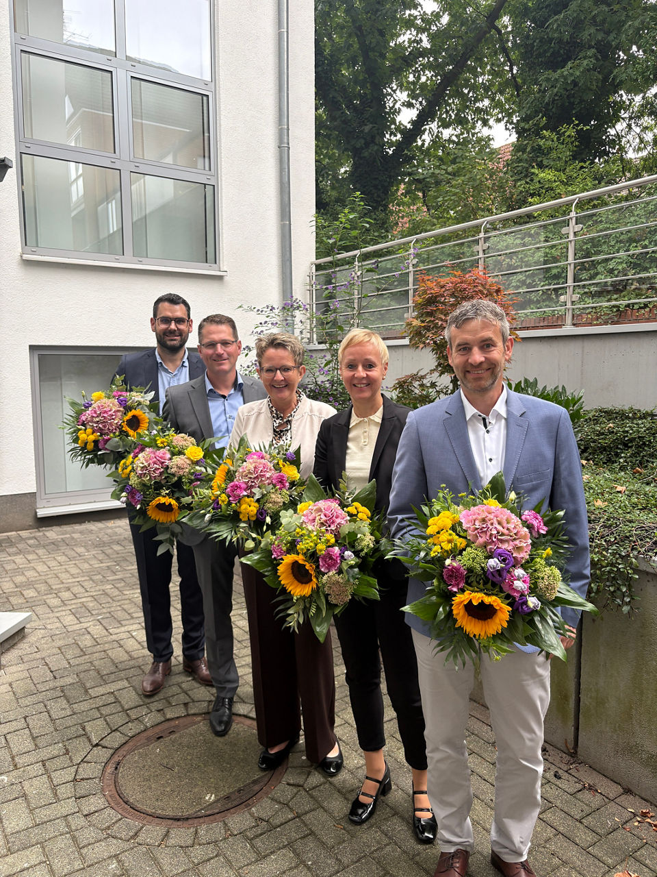 Ein Gruppenfoto vor der Bank. 