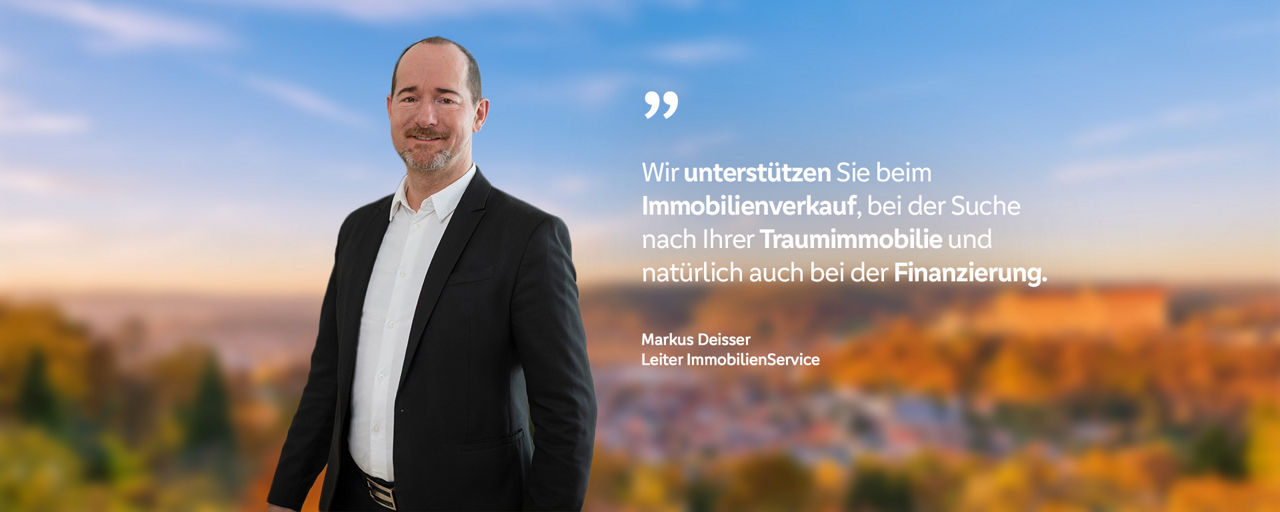 Mann steht vor Landschaft