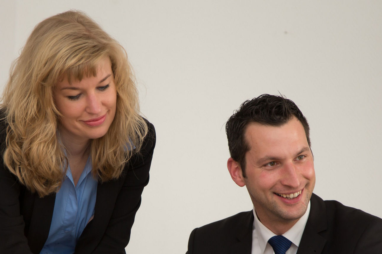 Drei Personen bei einem Beratungsgespräch