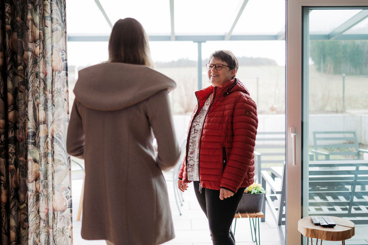 Zwei Frauen im Gespräch bei einer Immobilienbesichtigung