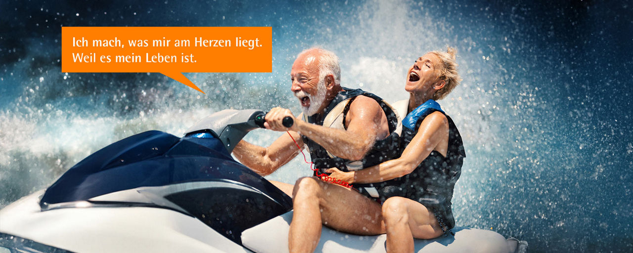 Ein Mann und eine Frau fahren Jetski