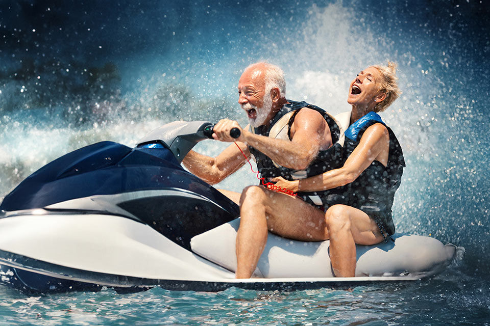 Ein Mann und eine Frau fahren Jetski