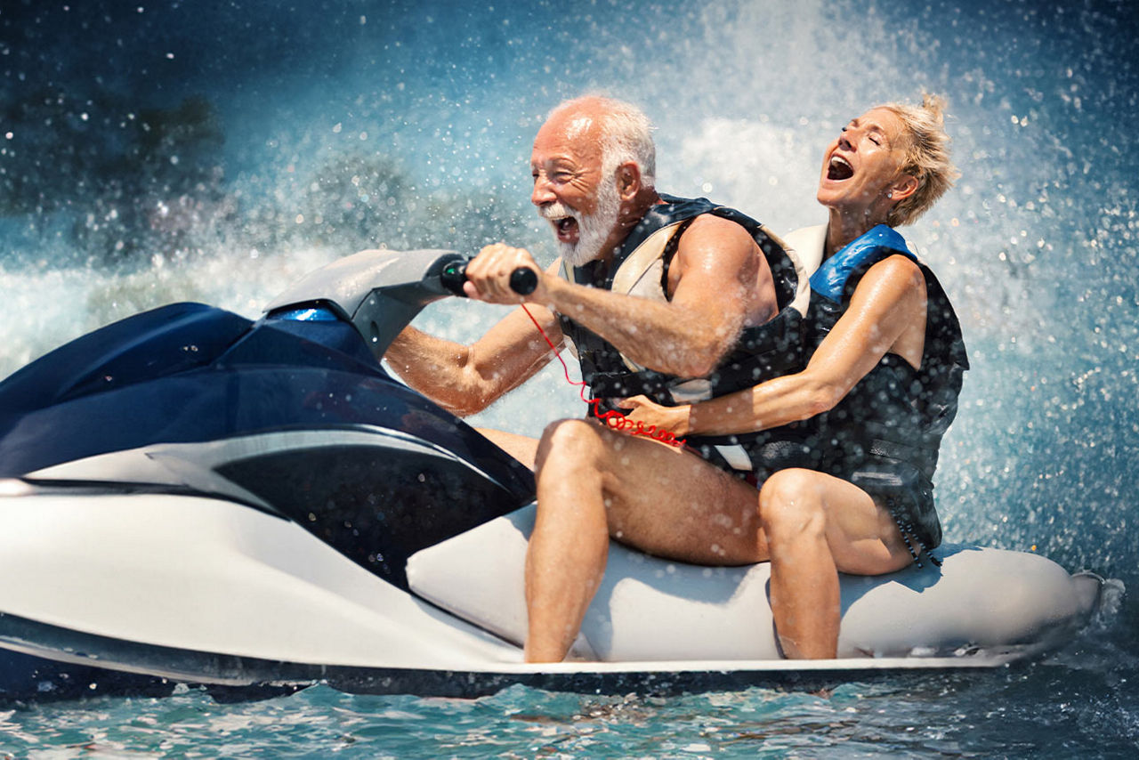 Ein Mann und eine Frau fahren Jetski