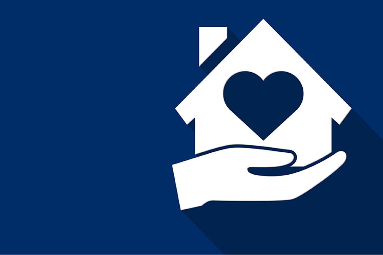 Text auf blaum Hintergrund "Auch beim Verkauf Ihrer Immobilie sind wir eine sichere Bank.". Daneben ein Haus mit einem Herz, das von einer Hand gehalten wird.