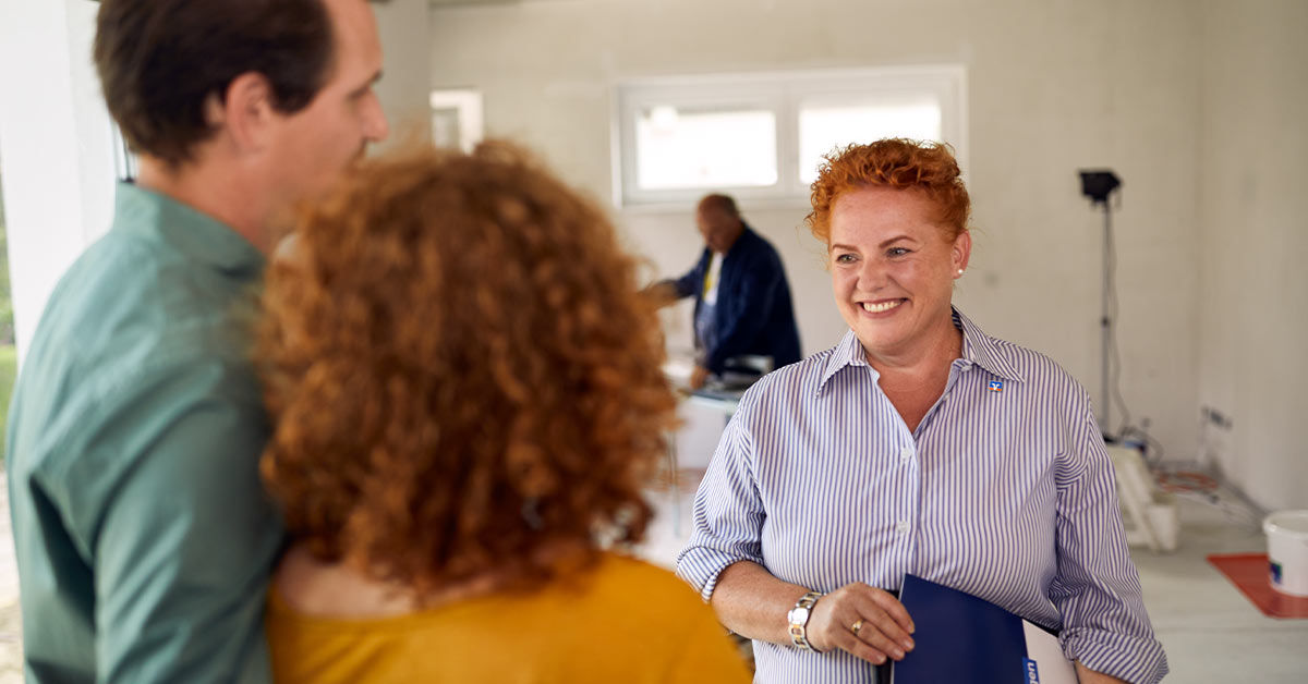 Junges Paar beim Immobilienberaterin