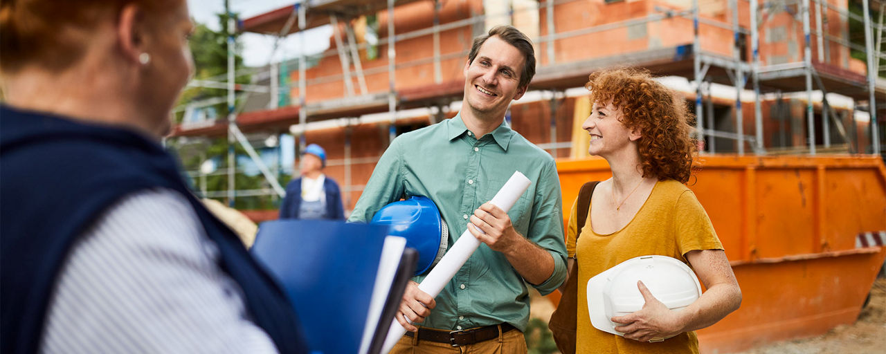 Ein Mann und eine Frau begutachten eine Baustelle