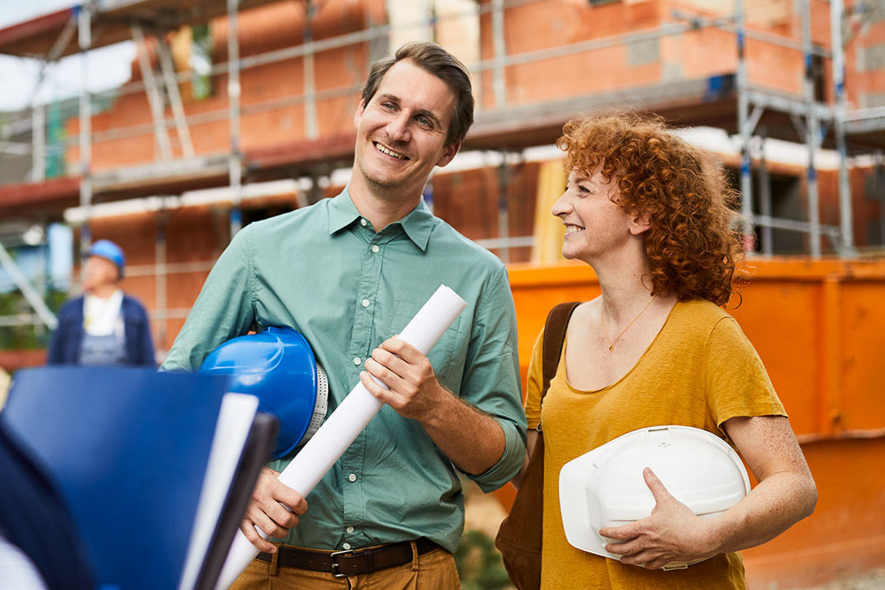Ein Mann und eine Frau begutachten eine Baustelle