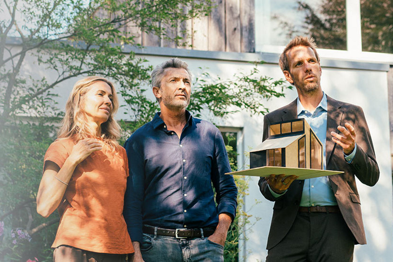 Baufinanzierungsangebot - Ein Ehepaar mit einem Makler