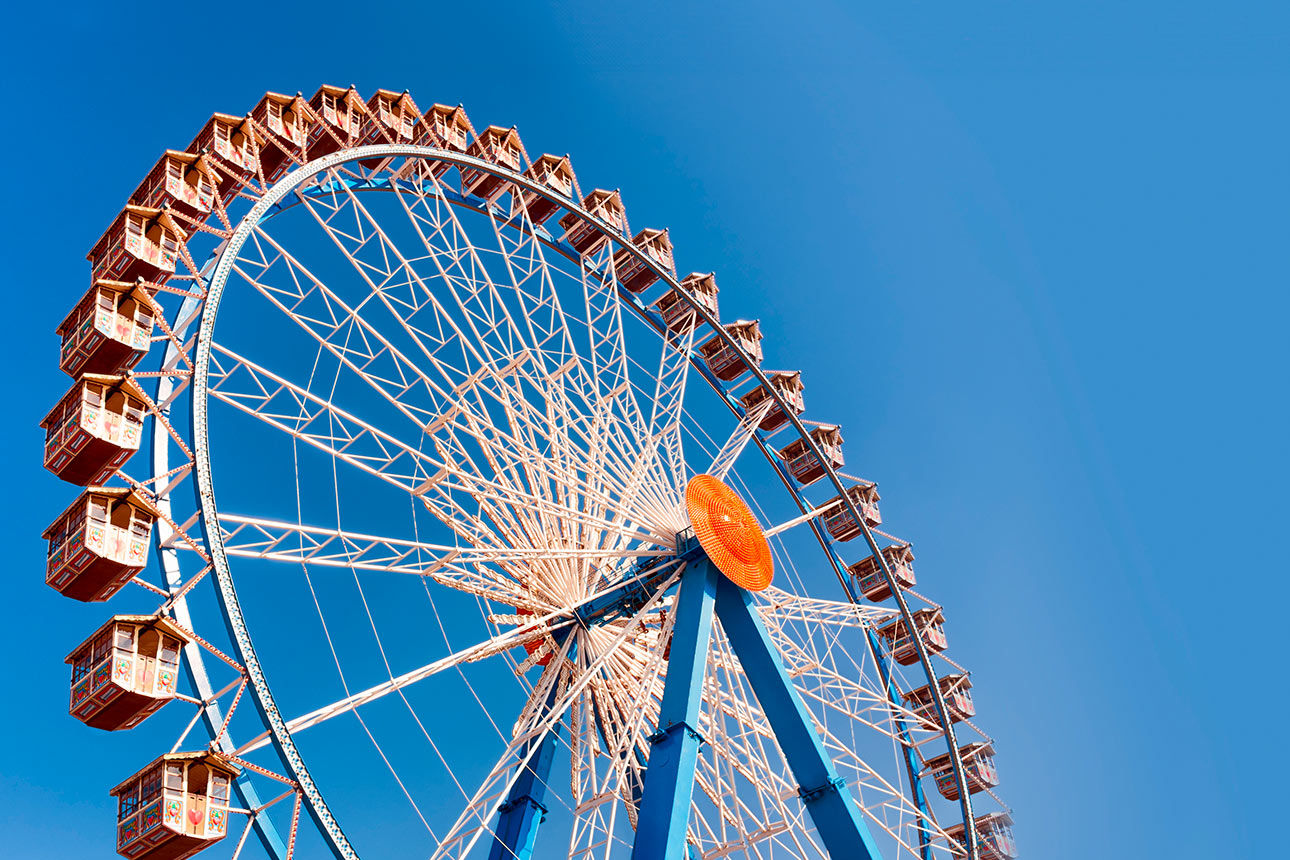Riesenrad unter blauem Himmel