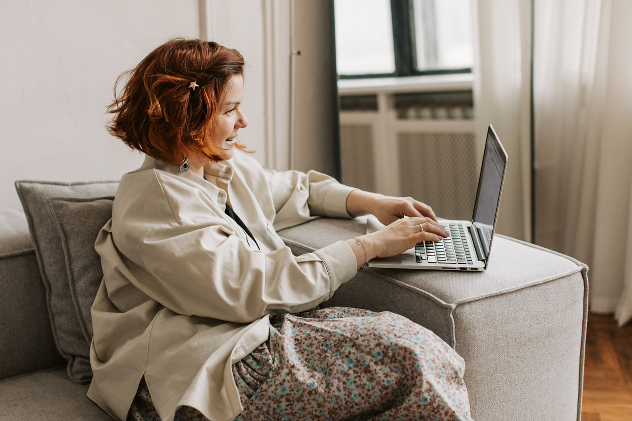 Frau bei Online-Recherche zur Immobilienbewertung am Laptop.
