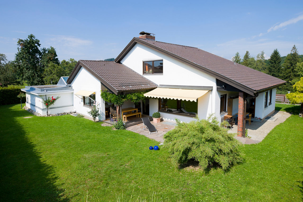 Gartenblick auf klassisches Einfamilienhaus 