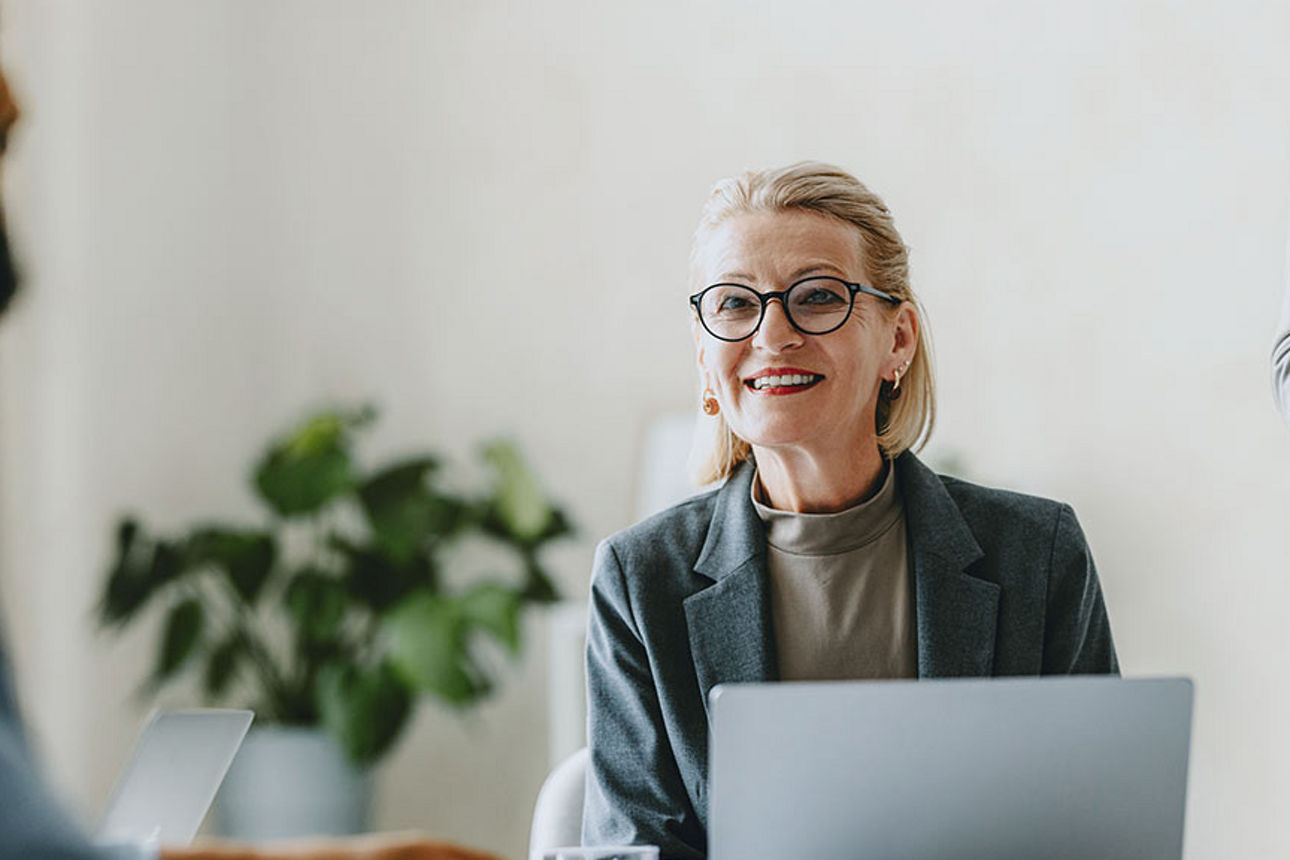 Frau mit Laptop