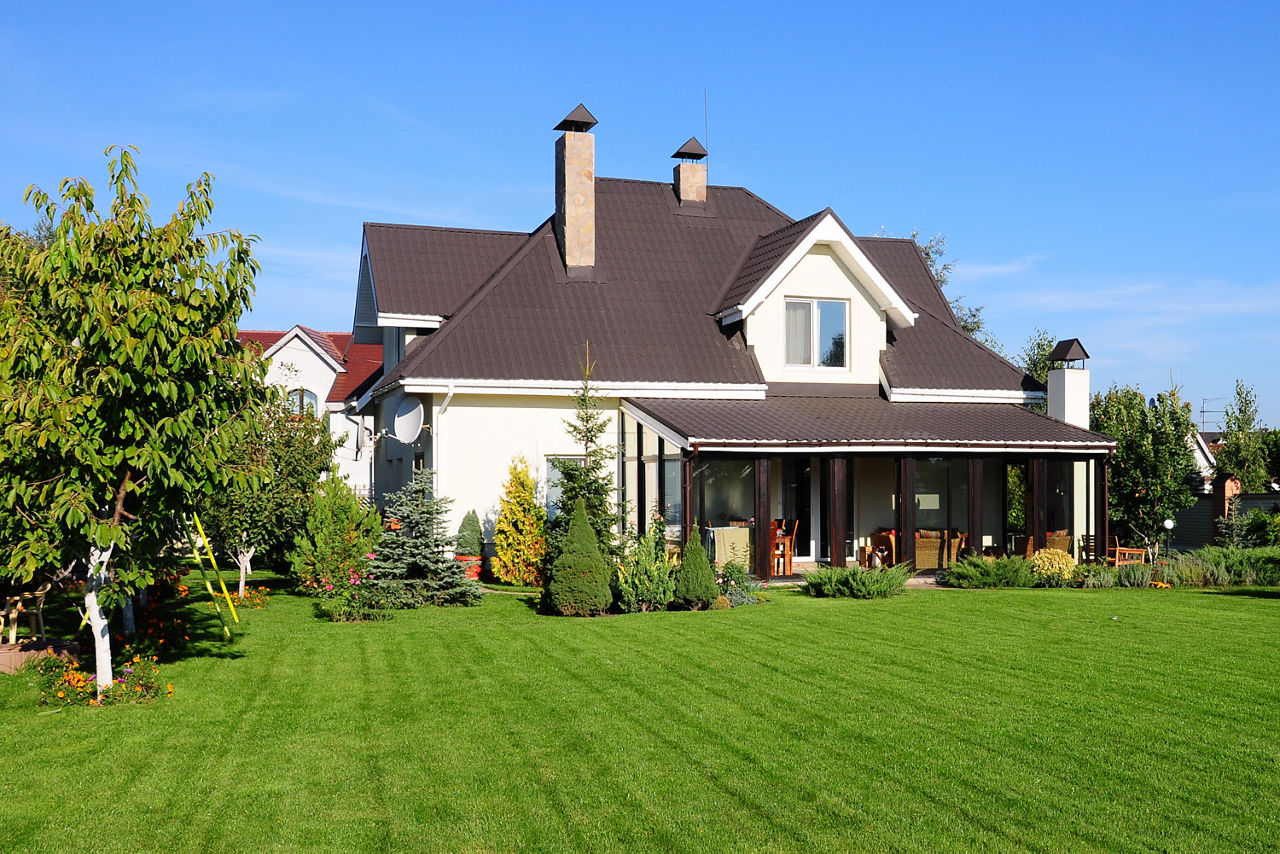 Klassisches Einfamilienhaus mit großflächigem Rasen